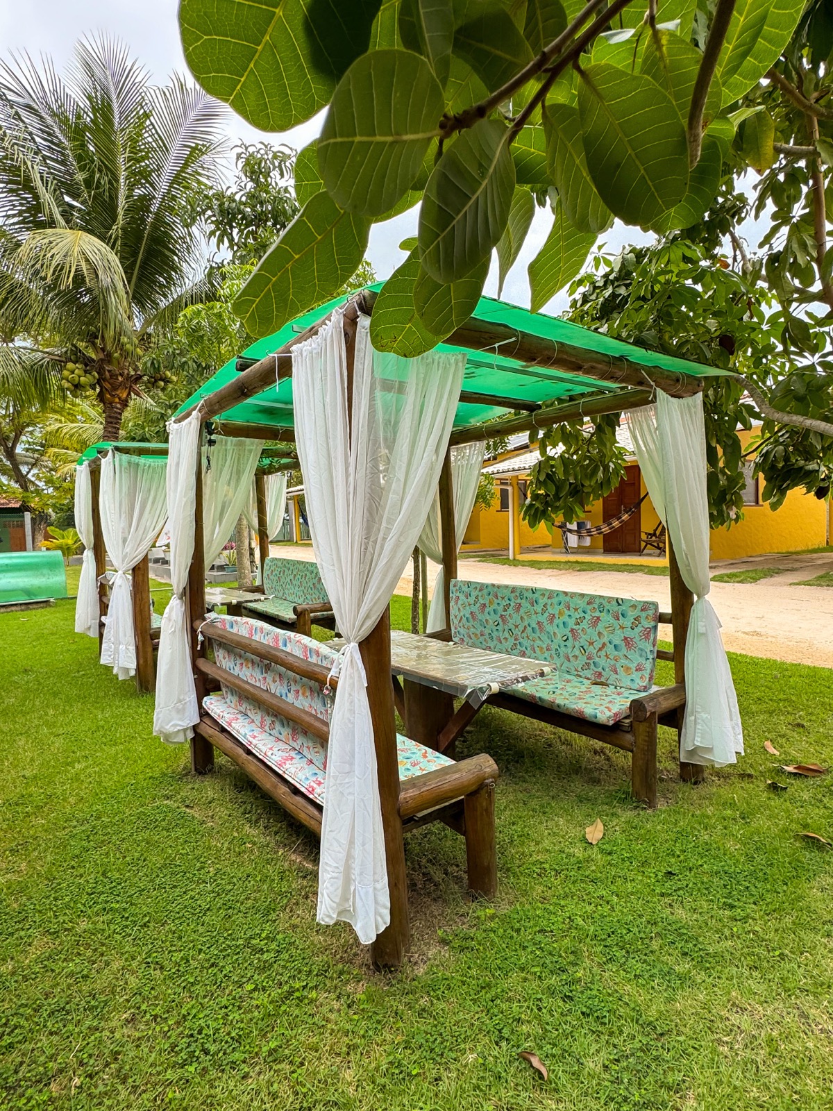 Jardim arejado da pousada, ideal para pets