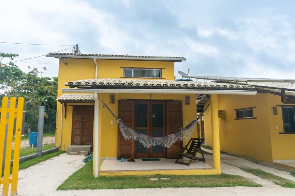 Exterior do Chalé Mezanino da Pousada Vila Guaiamum com rede na varanda